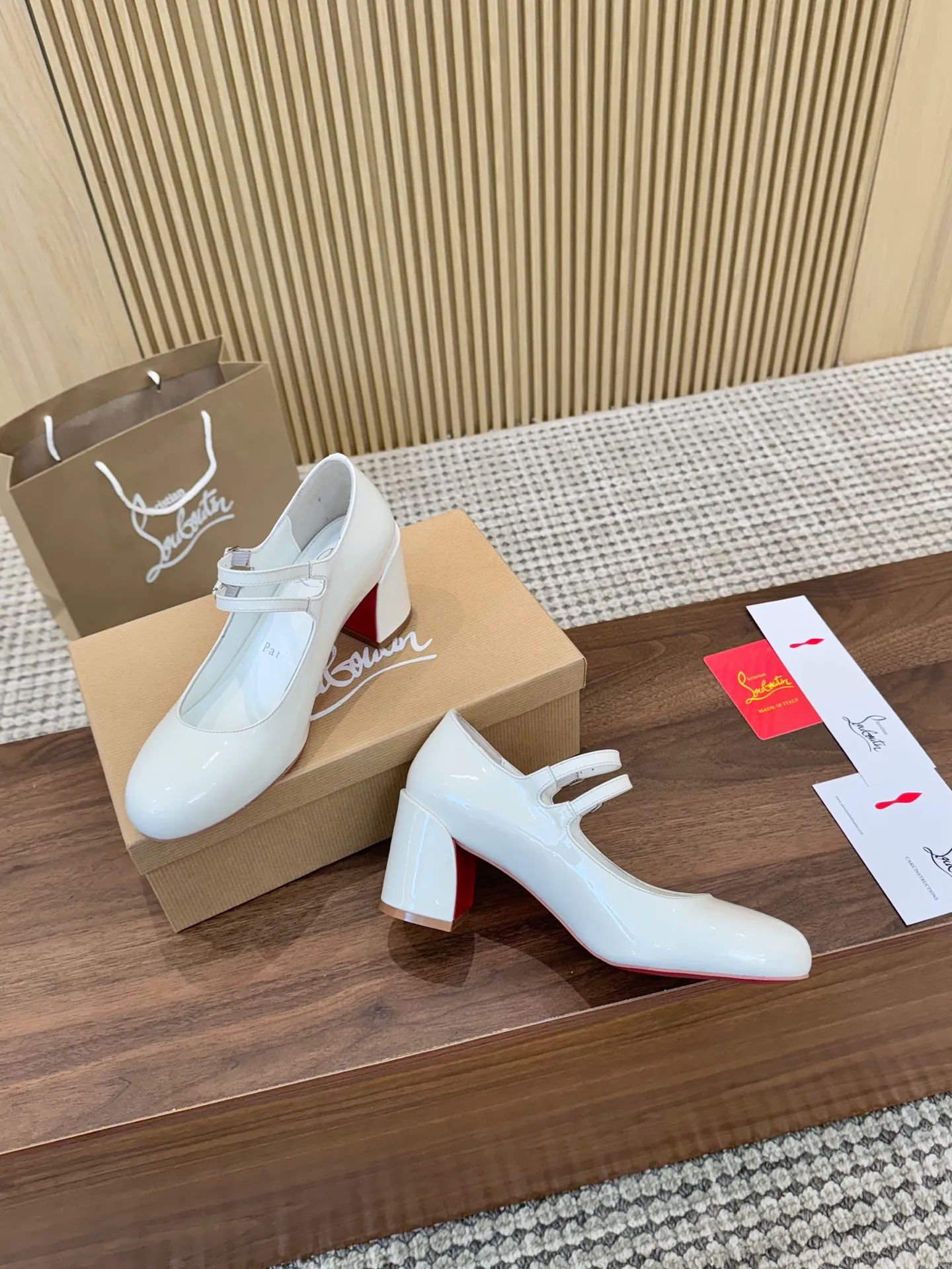 👟👟Ex-factory price 480👟👟 Genuine leather sole +40 Year-round shipment💝Christian Louboutin CL👠 "Patent Leather Series" Noble and luxurious, real blingbling✨ Real materials, all customized by the pattern maker, and the materials are made of original customized materials to achieve the taste of the original 6 color options💍Upper: Imported👉cow patent leather💪 Lining: Sheepskin foot pad/lining Size: 34-40.41.42 Heel height: 6.5cm
